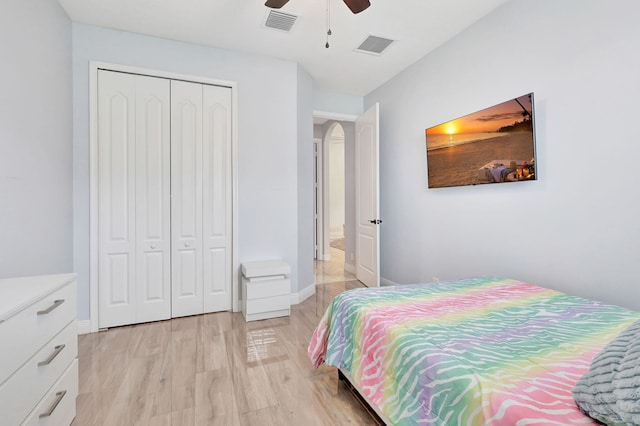 bedroom featuring a closet, light hardwood / wood-style flooring, and ceiling fan