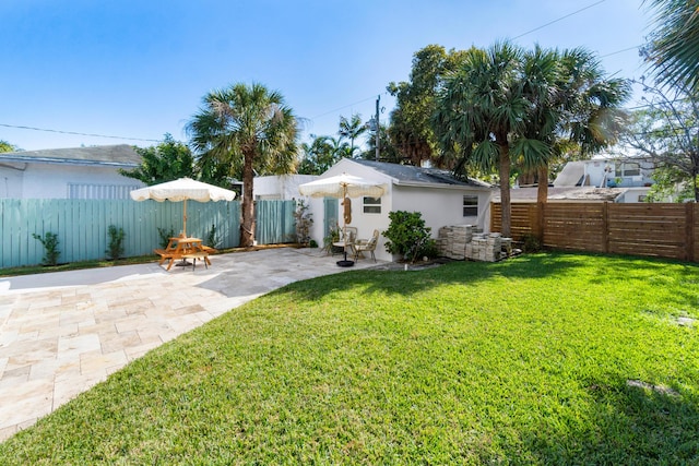 view of yard featuring a patio area