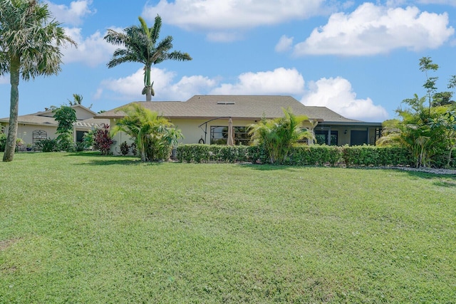 view of front facade featuring stucco siding and a front yard