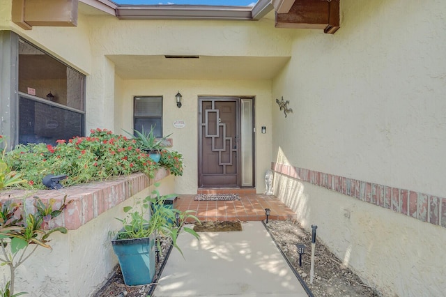 view of exterior entry with stucco siding