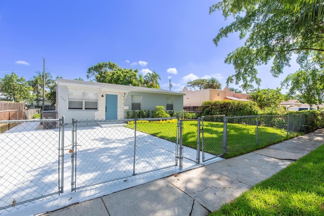 single story home featuring a front yard