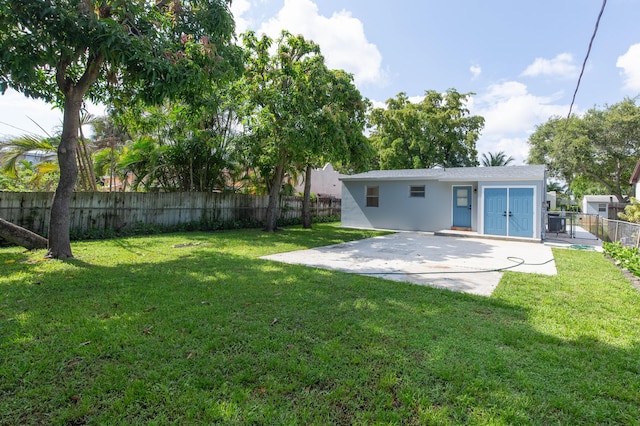 view of yard featuring a patio