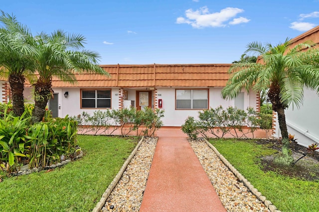 single story home with a front lawn