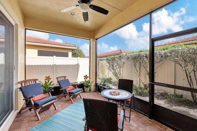 sunroom with ceiling fan