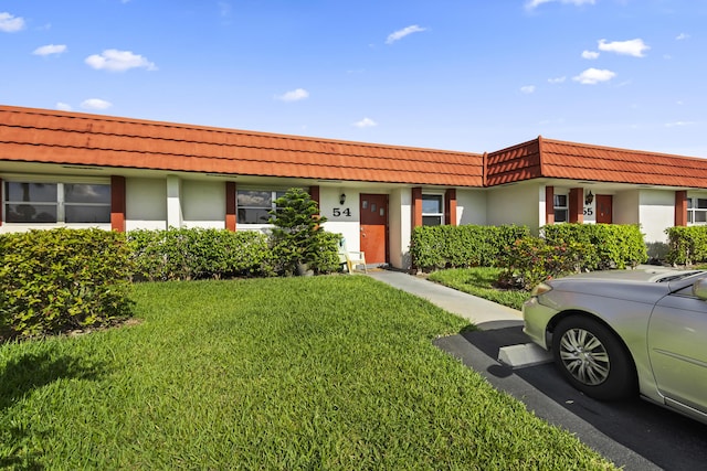 view of front of house with a front lawn