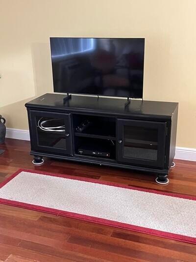 details featuring hardwood / wood-style flooring