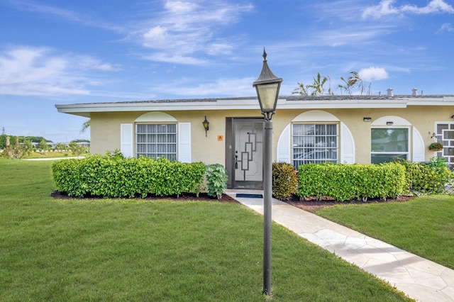 view of front of home featuring a front lawn