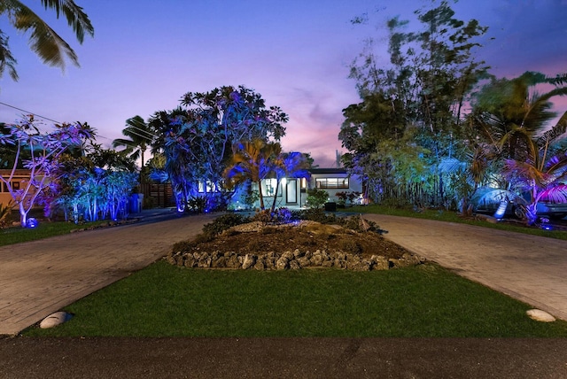 view of front facade featuring a yard