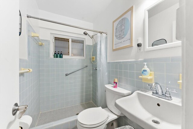 bathroom featuring tile walls, a shower with curtain, tasteful backsplash, and toilet