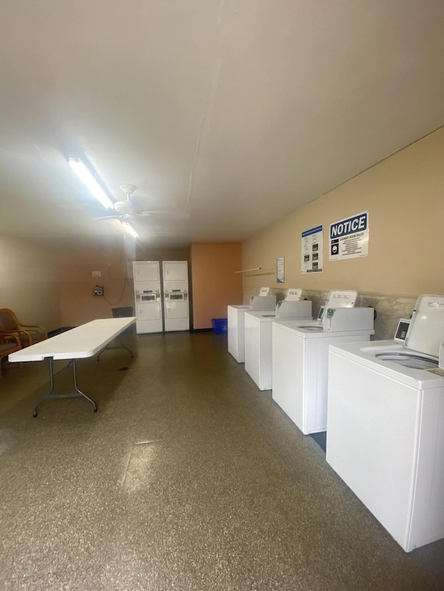 washroom with washing machine and dryer and ceiling fan