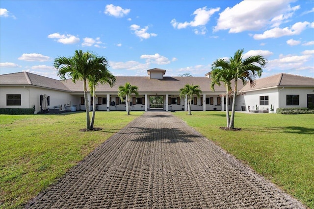 ranch-style house featuring a front yard