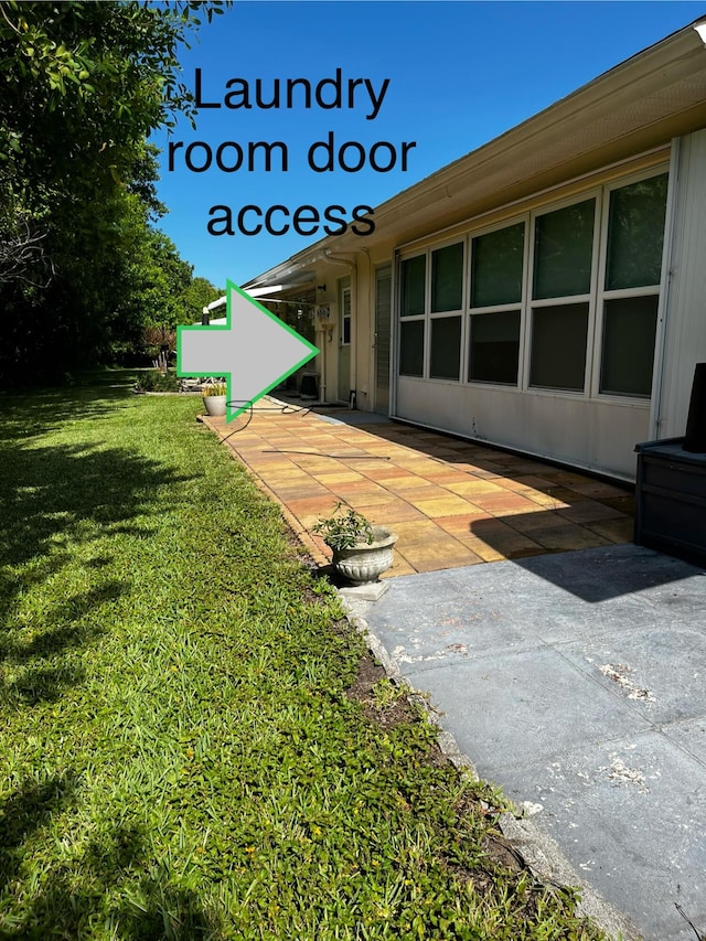 view of yard featuring a patio