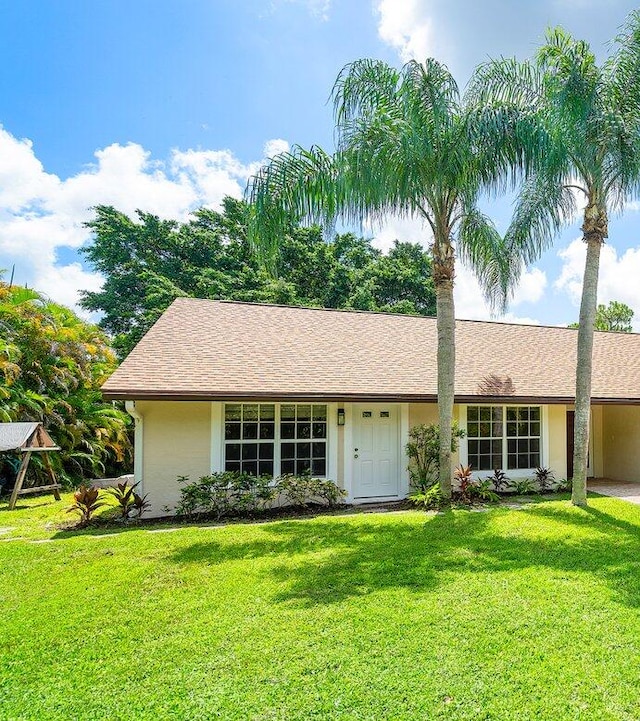 single story home featuring a front lawn