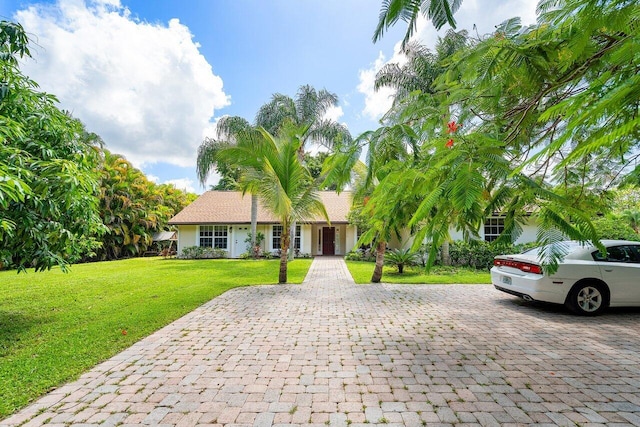 view of front of house featuring a front lawn