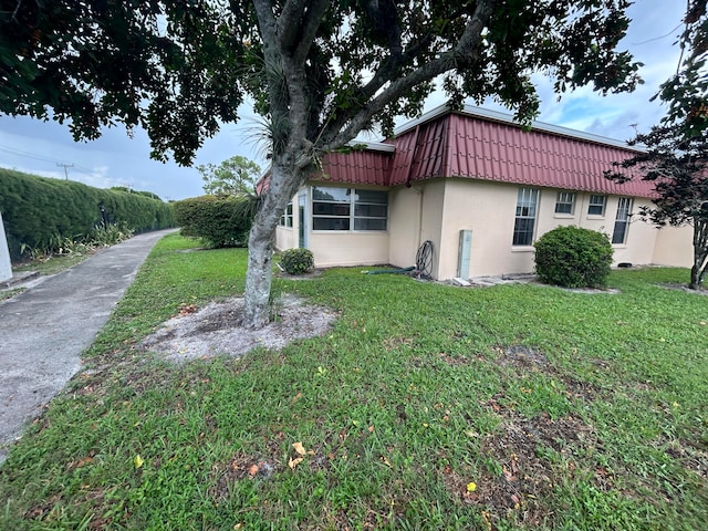 view of front of property featuring a front lawn