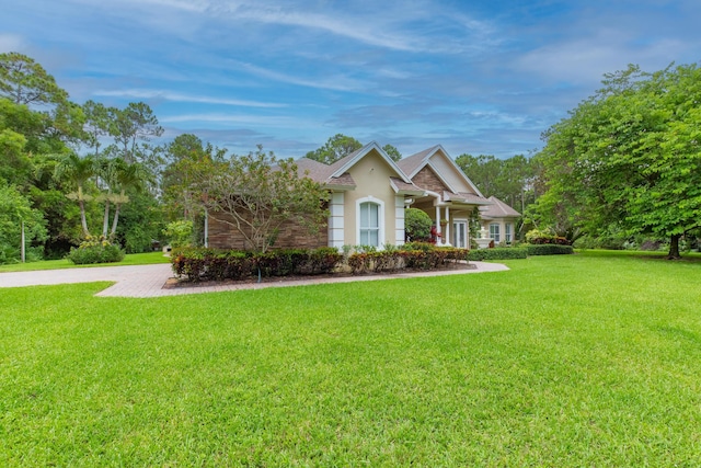 view of front of home featuring a front yard