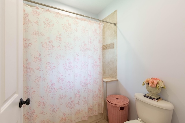 bathroom featuring toilet and a shower with curtain