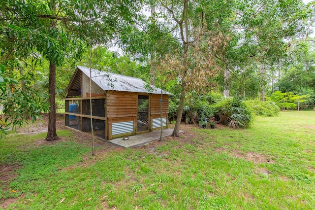 view of yard with an outdoor structure