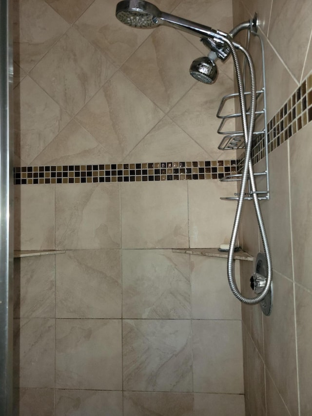 details featuring tiled shower