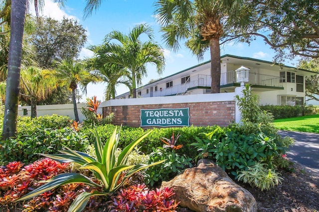 view of community / neighborhood sign