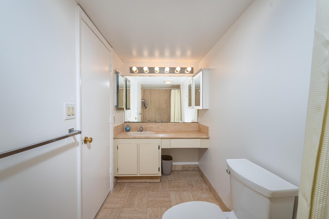 full bathroom featuring toilet, curtained shower, baseboards, and vanity