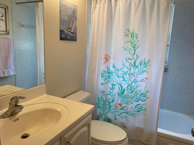 full bathroom featuring shower / bathtub combination with curtain, vanity, and toilet