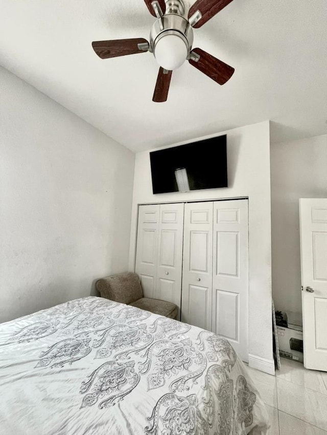 bedroom featuring ceiling fan and a closet