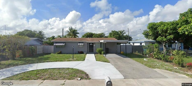 view of front of home featuring a front lawn and fence