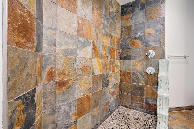 bathroom featuring tiled shower