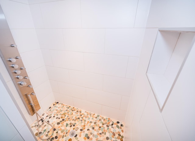 bathroom featuring a tile shower