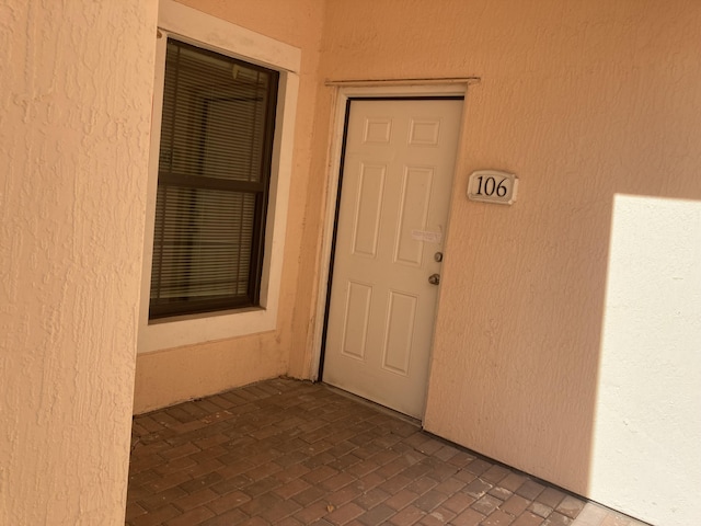 entrance to property with stucco siding