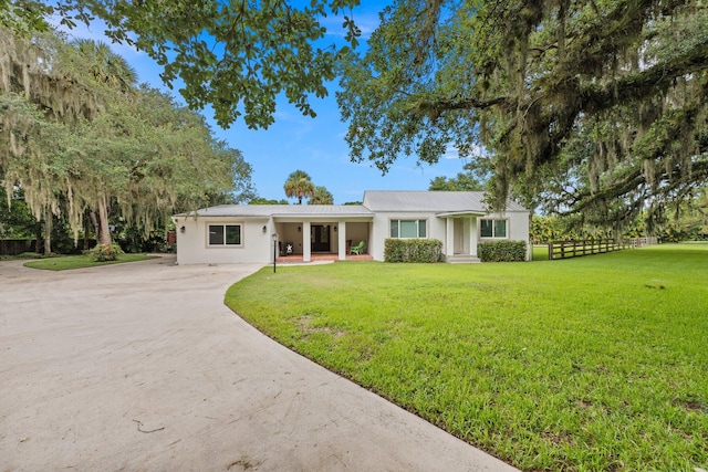 ranch-style home featuring a front lawn