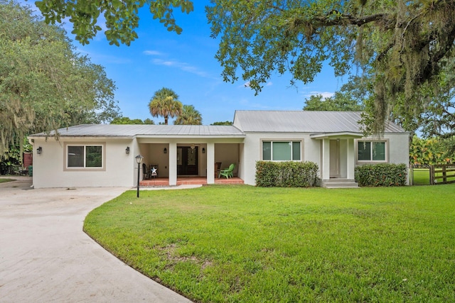 view of front of house featuring a front yard