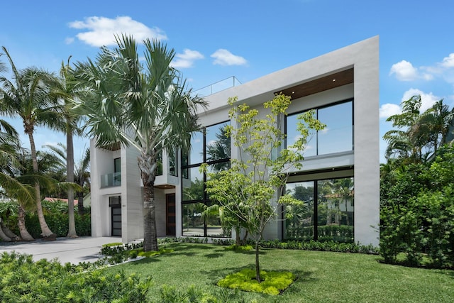 view of front of house with a front lawn