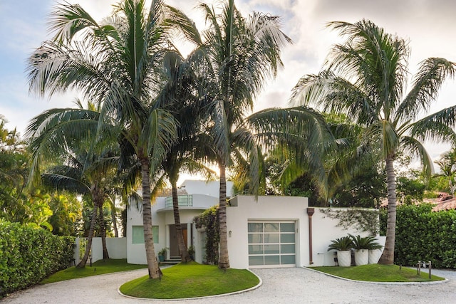 view of front facade featuring a front yard