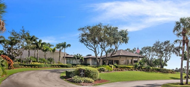 ranch-style home featuring a front lawn