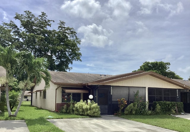 single story home featuring a front yard