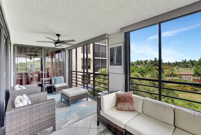 sunroom with ceiling fan