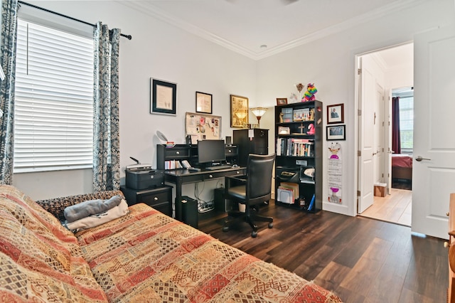 living area featuring crown molding and light hardwood / wood-style floors