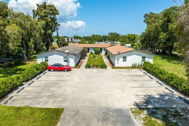 view of front of property with a front yard