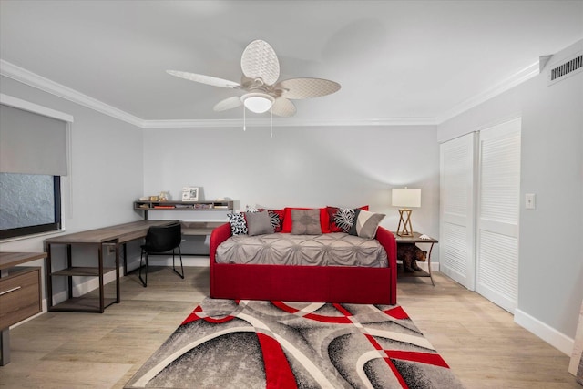 bedroom with ceiling fan, ornamental molding, and light hardwood / wood-style floors