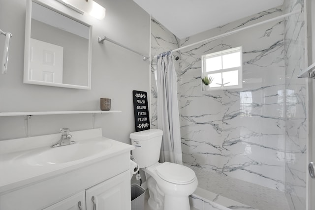 bathroom featuring a shower with shower curtain, vanity, and toilet