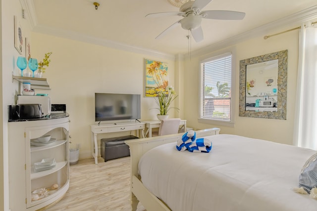 bedroom featuring ceiling fan, crown molding, and light hardwood / wood-style floors