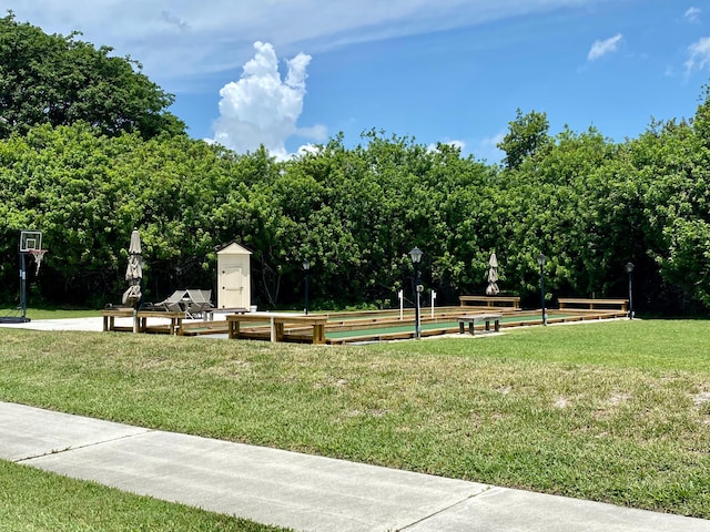 view of home's community featuring a yard