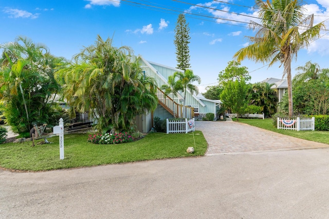 view of front facade featuring a front yard