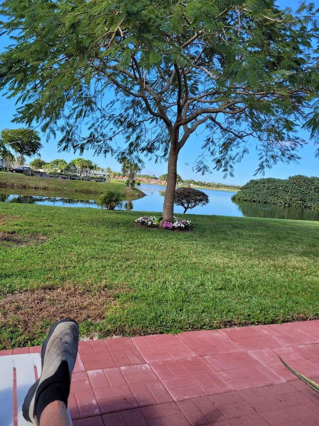 view of yard featuring a water view