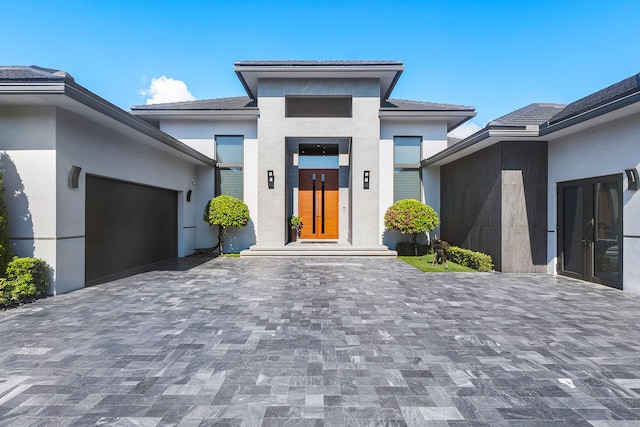 view of front facade featuring a garage