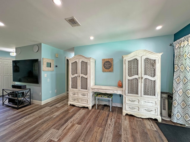 bedroom featuring ceiling fan, multiple windows, a textured ceiling, and wood-type flooring