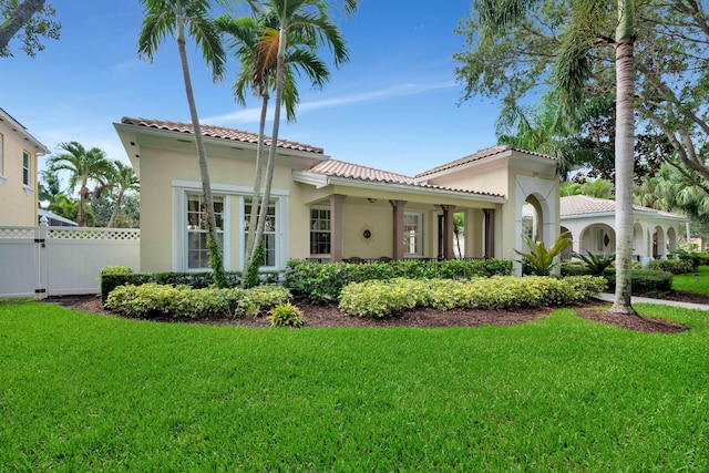 view of front of property featuring a front lawn