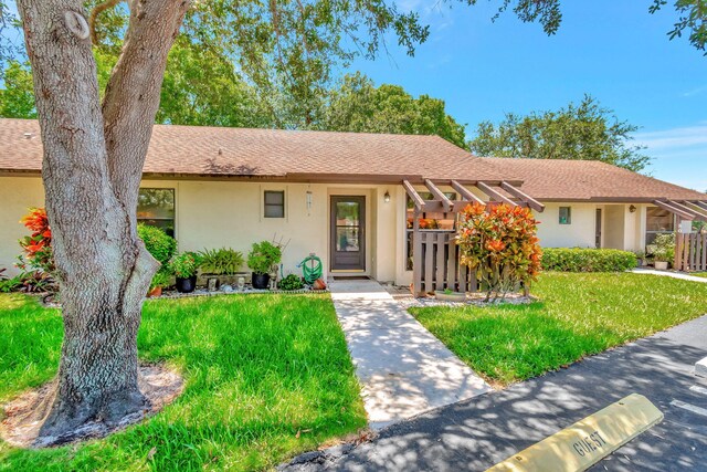 single story home featuring a front yard